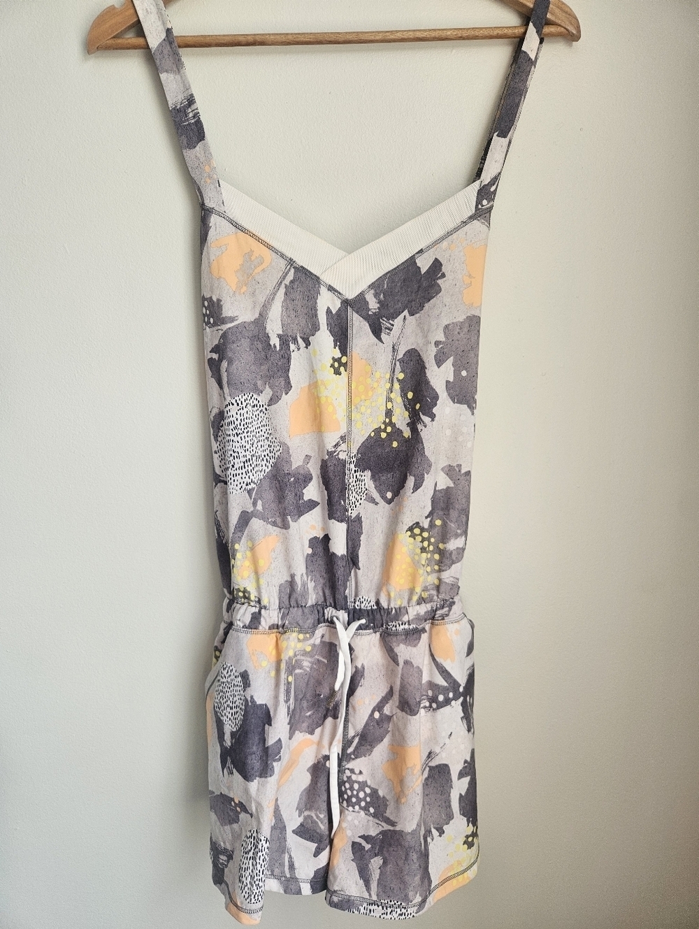 Lululemon Be Free Runsie Mini Art Pop White Multi Sz 6 - Picture 2 of 5